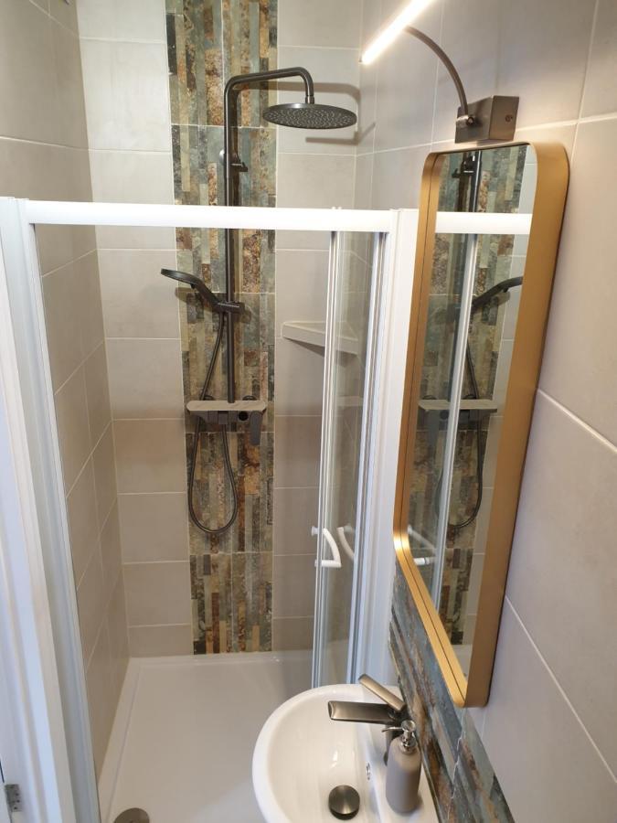 Beautiful Double En-Suite Room, Separate Entrance, Ilford, Central Line Gants Hill, Free Parking Ngoại thất bức ảnh